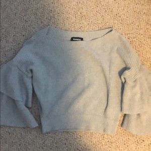 Gray short sweater with trumpet sleeves